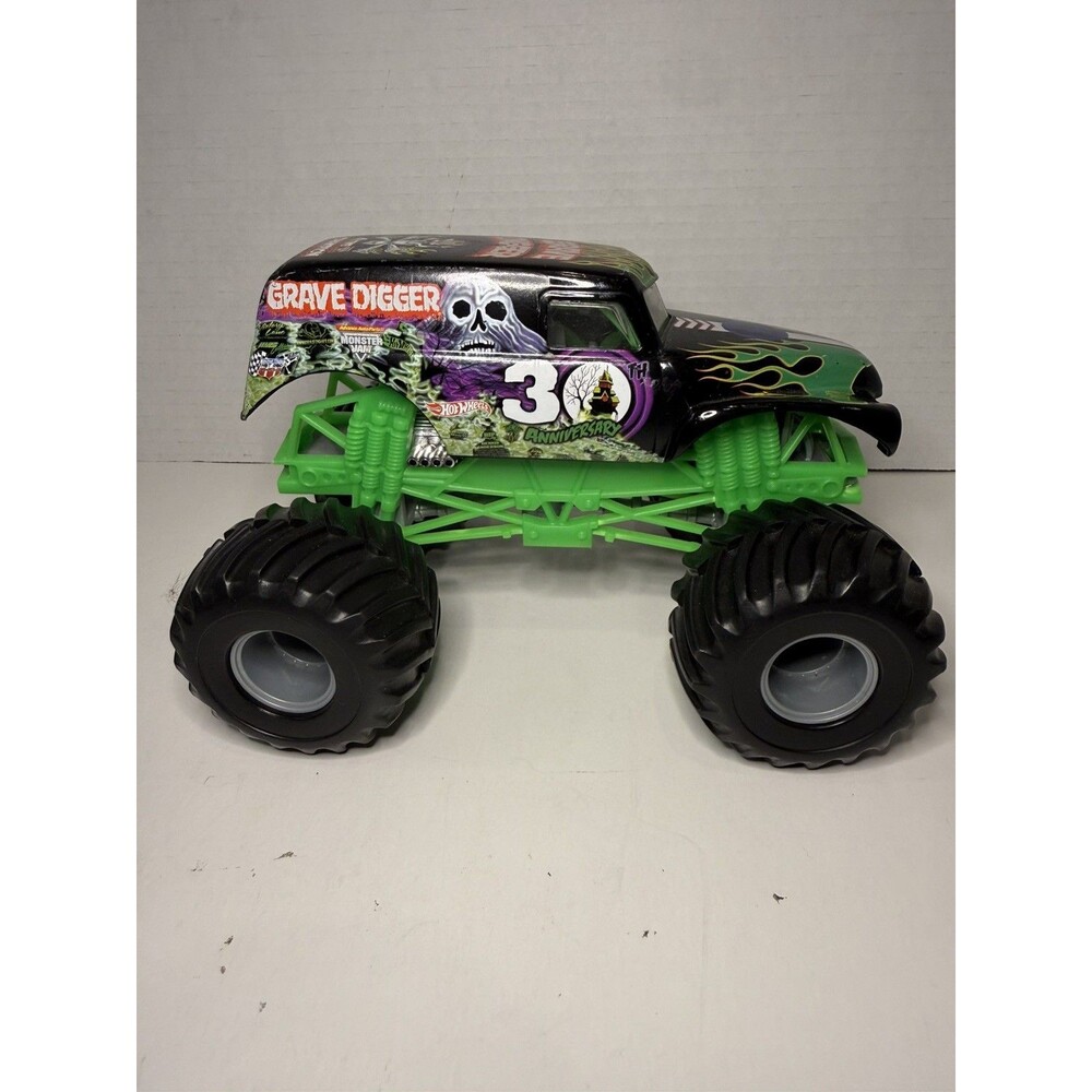 Grave Digger 30th Anniversary Special Edition Green 1:24 Jam Monster Truck 2012